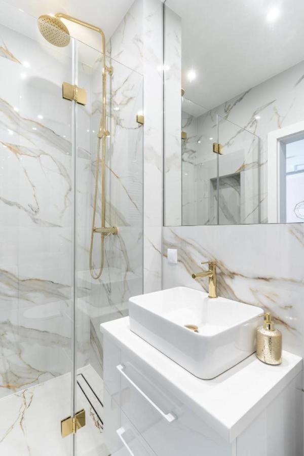 Apartament Mennica Residence - Golden Apartments - Comfortable And Stylish Varşovia Exterior foto